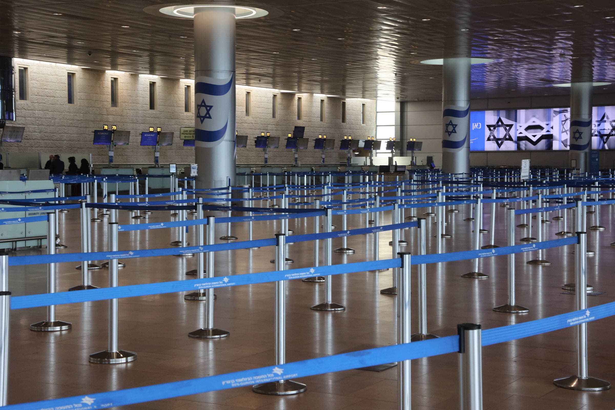 Guerra no Oriente Médio paralisa aviação mundial e expõe povo