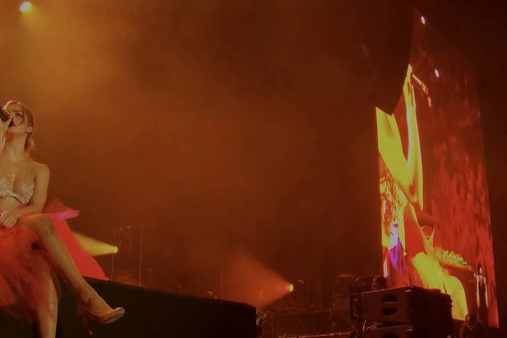 Addison Rae conquista Lollapalooza com pop nostálgico