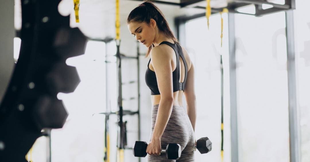 Contra a flacidez: exercícios acessíveis para fortalecer braços