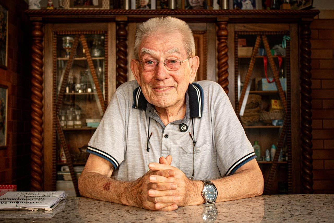 Padre holandês Giovanni vira símbolo de resistência popular